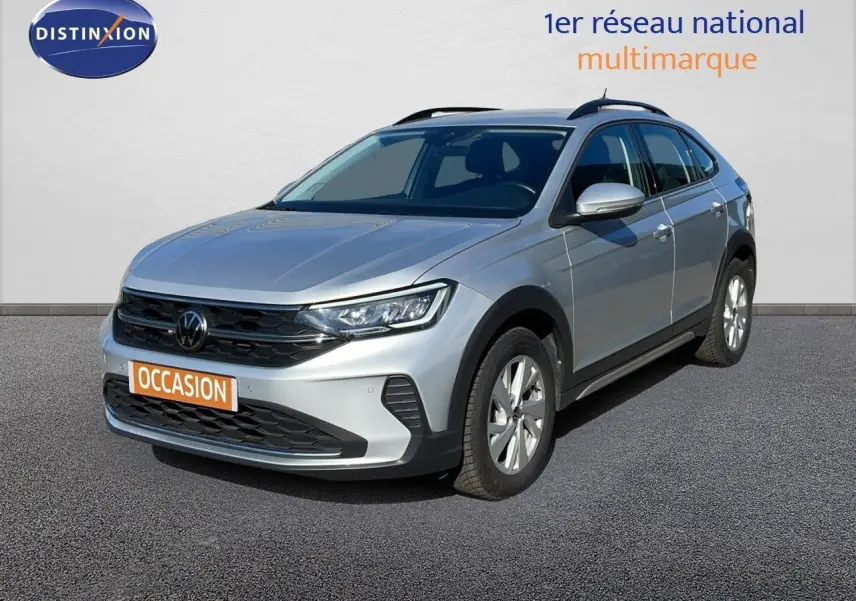 Volkswagen Taigo 1.0 TSI 110ch Life Business en reflet d'argent métal, vue 3/4 avant droit sur fond neutre.