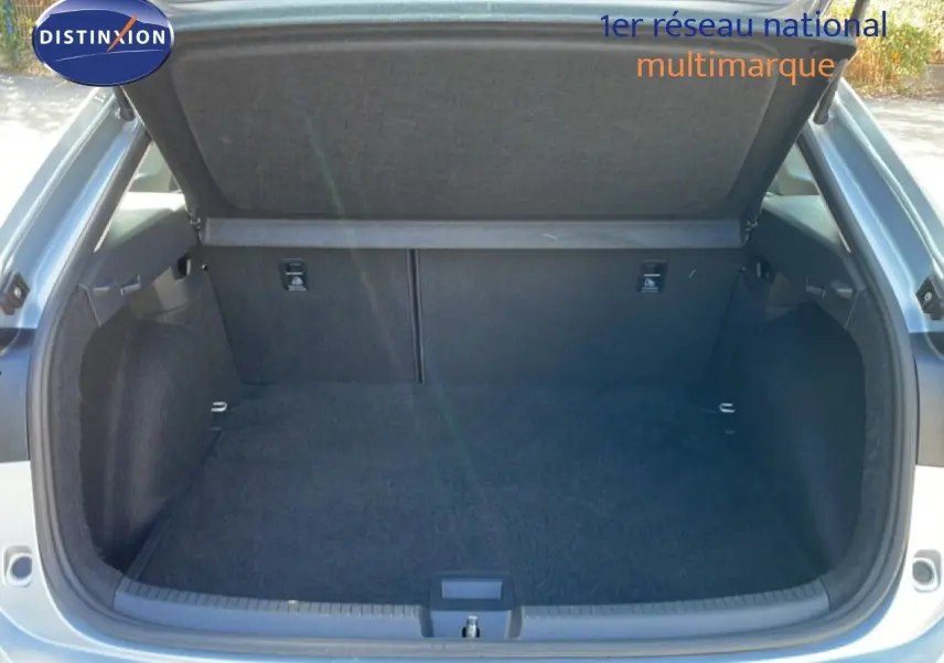 Coffre ouvert vu de l'arrière d'un Volkswagen Taigo 2022 couleur reflet d'argent métal, montrant un espace de chargement vide.