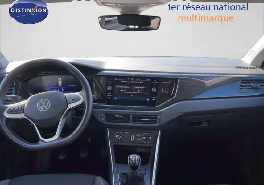 Vue intérieure du tableau de bord et volant noir du Volkswagen Taigo 1.0 TSI 110CH Life Business avec écran tactile central.
