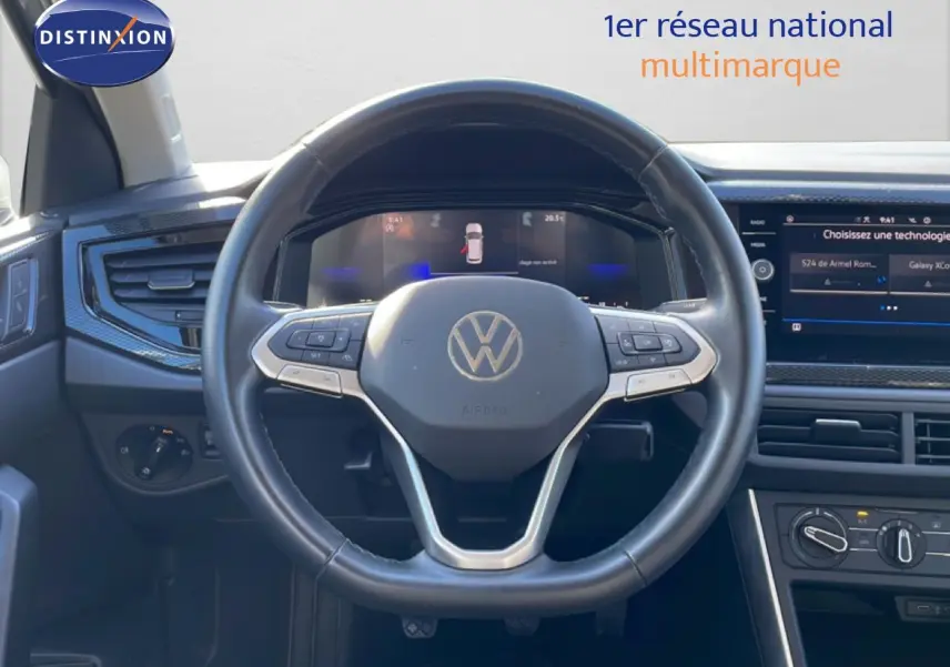 Vue frontale du volant noir de la Volkswagen Taigo 2022 avec tableau de bord numérique et écran tactile central.