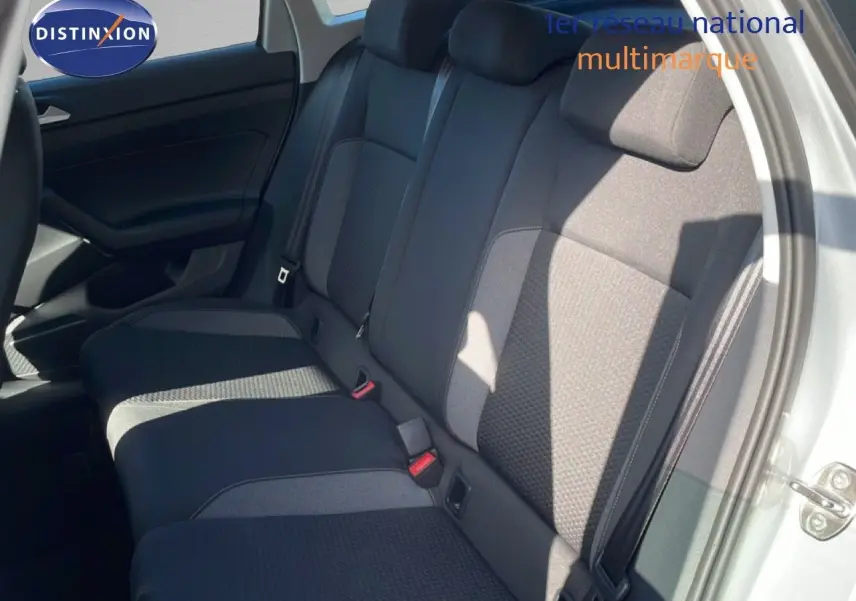 Vue intérieure côté arrière droit du Volkswagen Taigo 2022 en reflet d'argent métal, montrant les sièges arrière en tissu noir.