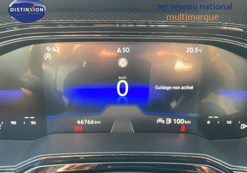 Tableau de bord numérique du Volkswagen Taigo 2022 affichant la vitesse à 0 km/h et une autonomie de 100 km.