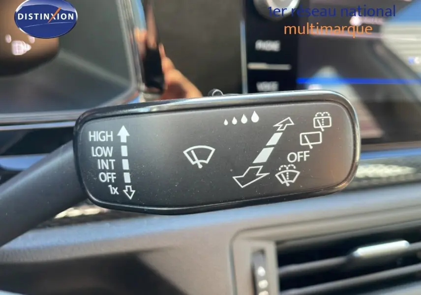 Gros plan sur la commande des essuie-glaces dans l'habitacle du Volkswagen Taigo 2022 couleur reflet d'argent métal.