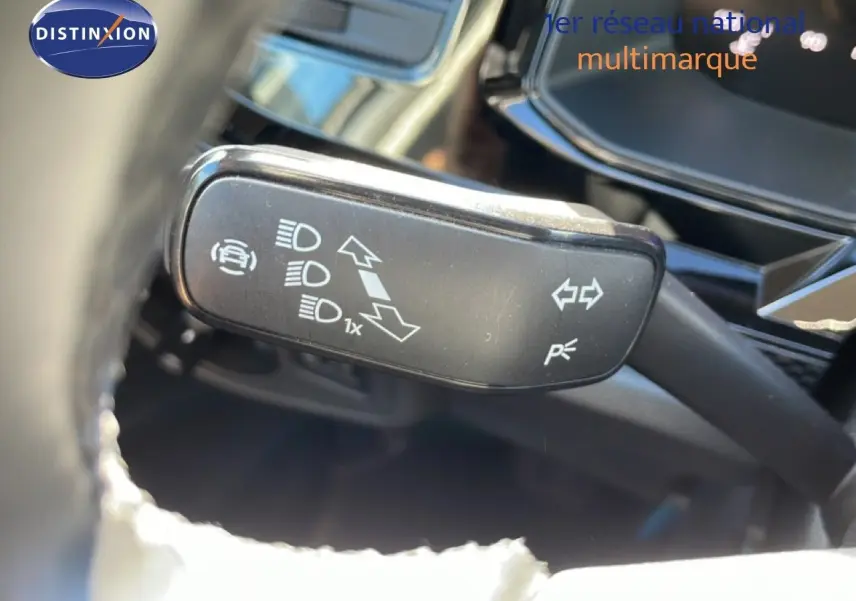 Gros plan sur la commande de clignotants et feux d’un Volkswagen Taigo 2022 couleur reflet d’argent métal.