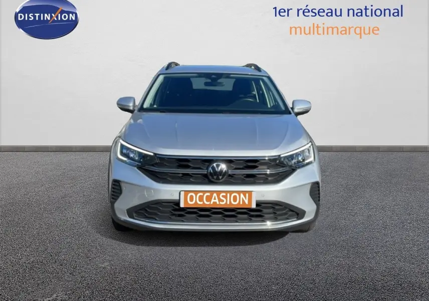 Vue avant d'un Volkswagen Taigo 1.0 TSI 110ch Life Business en reflet d'argent métal avec calandre noire et phares LED.