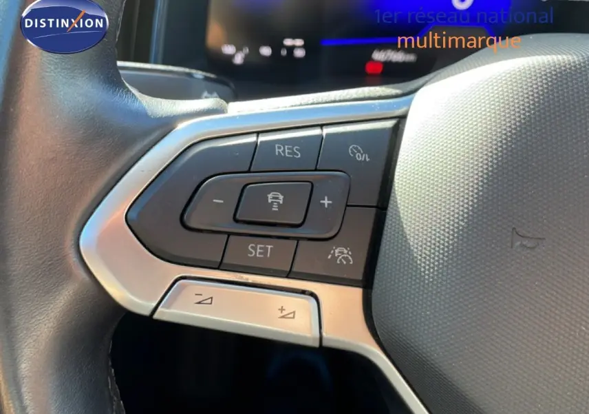 Gros plan sur les commandes au volant côté gauche du Volkswagen Taigo 2022 en finition Life Business, volant cuir noir.