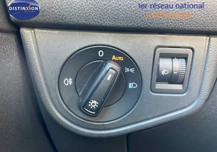 Gros plan sur la molette de réglage des phares du Volkswagen Taigo 2022, finition Life Business, intérieur noir.