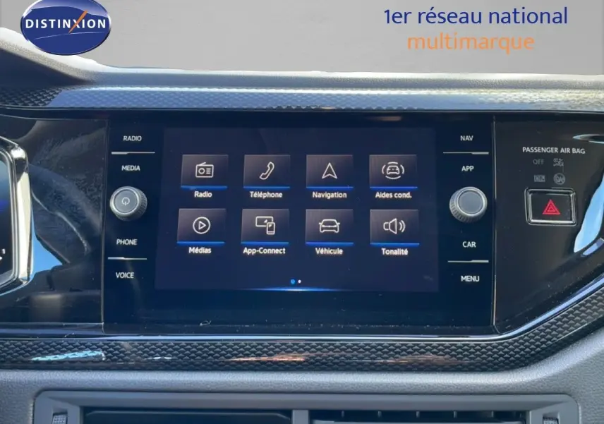 Écran tactile central du tableau de bord du Volkswagen Taigo 2022, affichant les options multimédia et navigation.