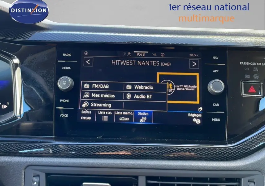 Vue rapprochée de l’écran multimédia tactile du Volkswagen Taigo 2022 en reflet d’argent, affichant la radio HITWEST Nantes.
