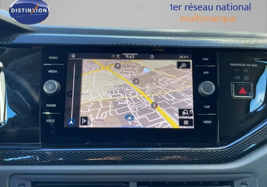 Vue rapprochée de l'écran tactile central du tableau de bord du Volkswagen Taigo 2022 affichant un GPS en fonctionnement.