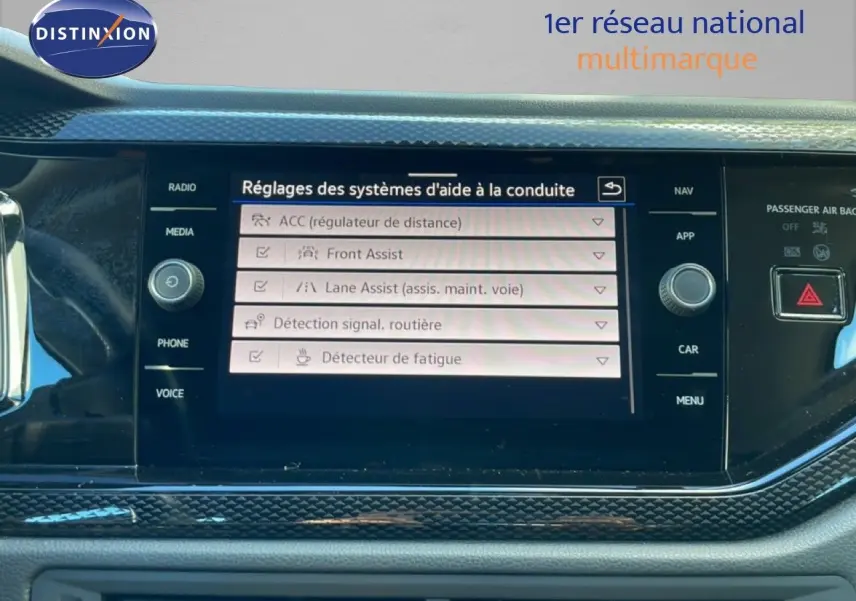 Écran central du tableau de bord du Volkswagen Taigo 2022 affichant les réglages des aides à la conduite.