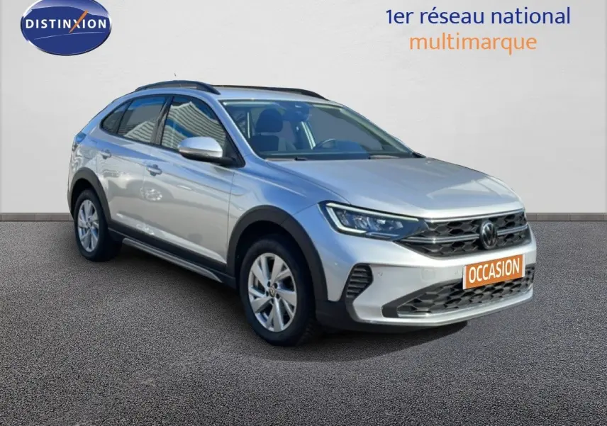 Volkswagen Taigo 1.0 TSI 110 Life Business en reflet d'argent métal, vue 3/4 avant droit avec calandre noire.