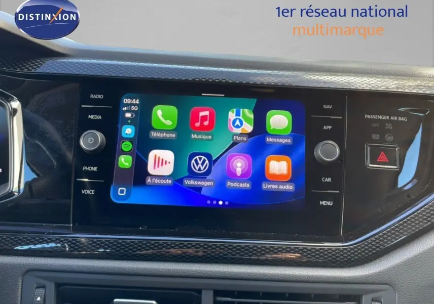 Vue rapprochée de l’écran tactile central du Volkswagen Taigo 2022 avec interface Apple CarPlay affichée.