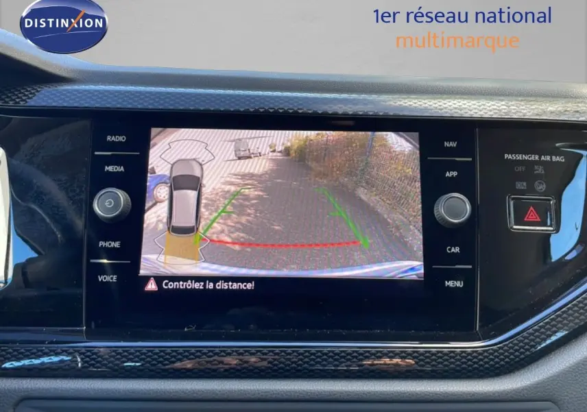 Écran central de Volkswagen Taigo 2022 montrant la caméra de recul avec guidage de trajectoire et alertes de distance.
