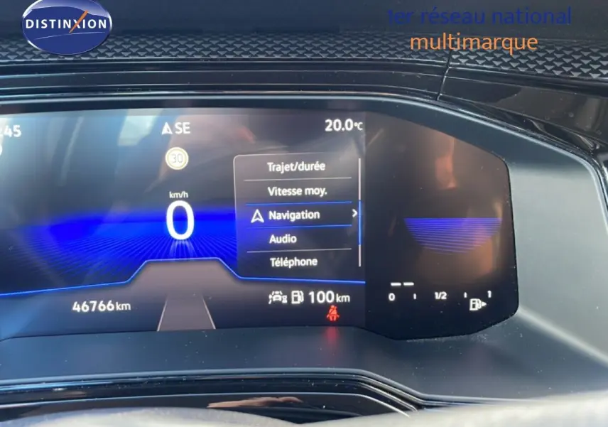 Tableau de bord numérique de Volkswagen Taigo 2022 affichant la navigation, la vitesse à 0 km/h et une température de 20°C.