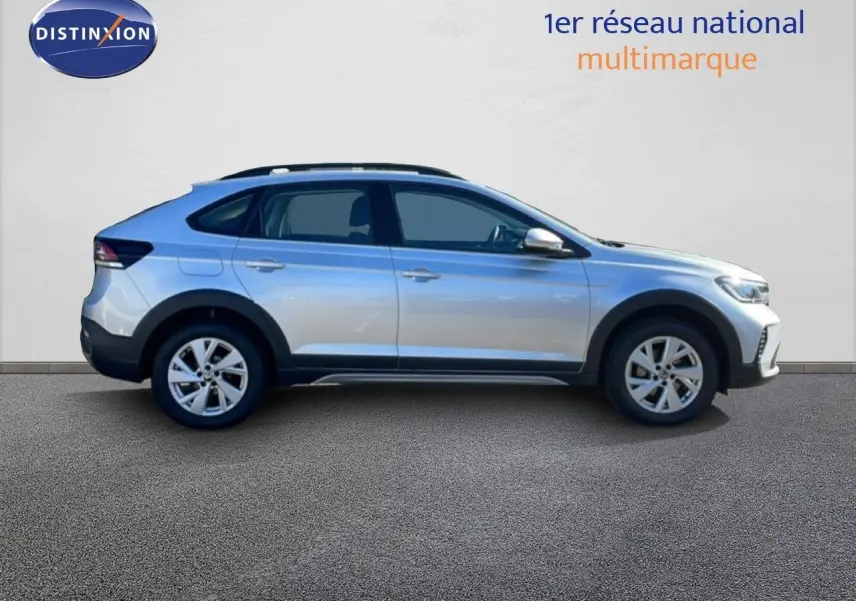 Vue latérale droite d'un Volkswagen Taigo 2022 argent métallisé avec toit noir et jantes alliage.