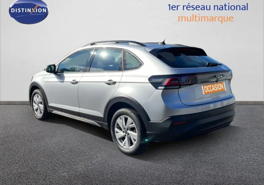 Volkswagen Taigo 2022 argent métal en 3/4 arrière côté gauche, avec feux arrière sombres et jantes alliage.