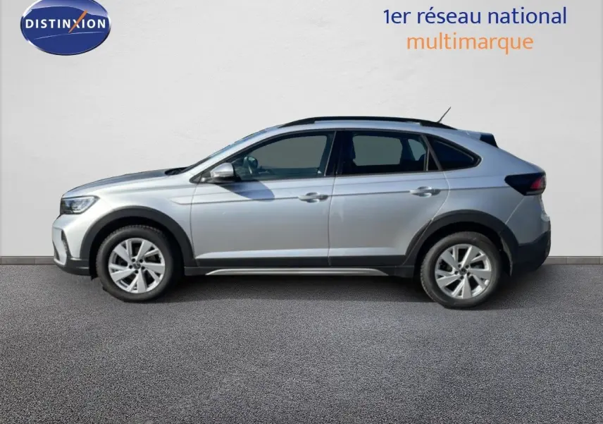 Profil droit d'un Volkswagen Taigo 1.0 TSI 110ch Life Business 2022 en reflet d'argent métal, avec jantes alliage et toit noir.