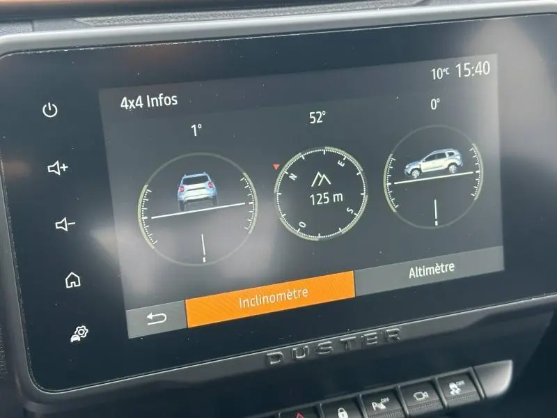 Écran tactile du tableau de bord du Dacia Duster 2024 montrant l'inclinomètre et l'altimètre avec icônes du véhicule blanc.