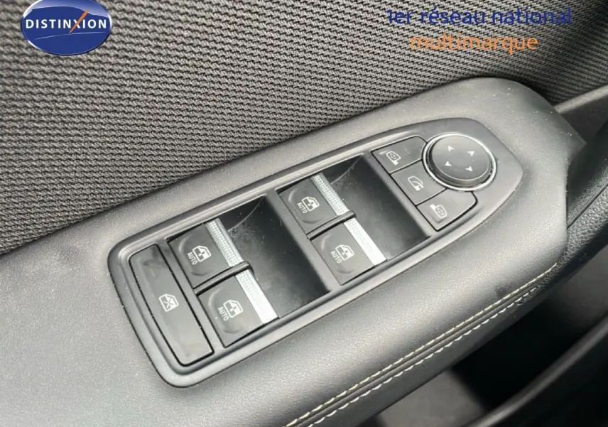 Gros plan sur les commandes des vitres électriques et rétroviseurs sur la porte côté gauche d'une Renault Symbioz bleu iron metal.