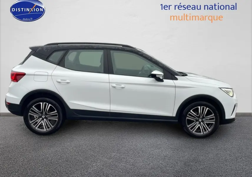 SEAT Arona blanc Nevada avec toit noir, vue de profil côté gauche, jantes 17 pouces Urban Design.