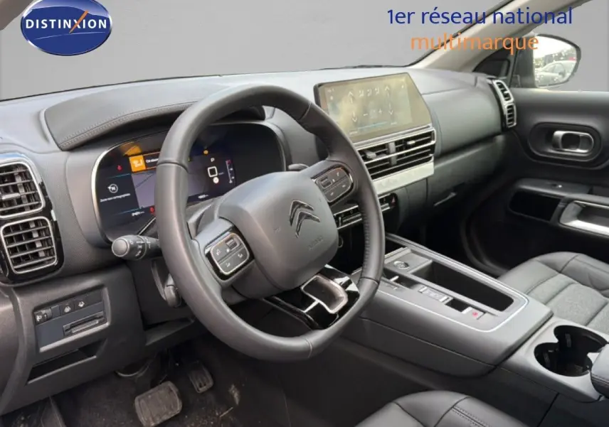 Vue intérieure côté conducteur du Citroën C5 Aircross gris platinium, avec tableau de bord numérique et volant multifonction cuir.