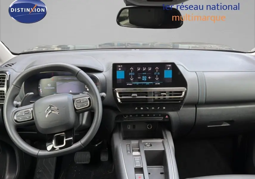 Vue intérieure avant du Citroën C5 Aircross gris platinium, tableau de bord moderne avec écran tactile et volant multifonction.