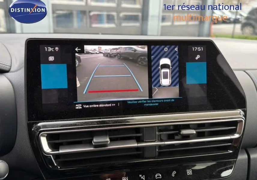 Écran central montrant la caméra de recul et l'aide au stationnement du Citroën C5 Aircross 2025 gris platinium.