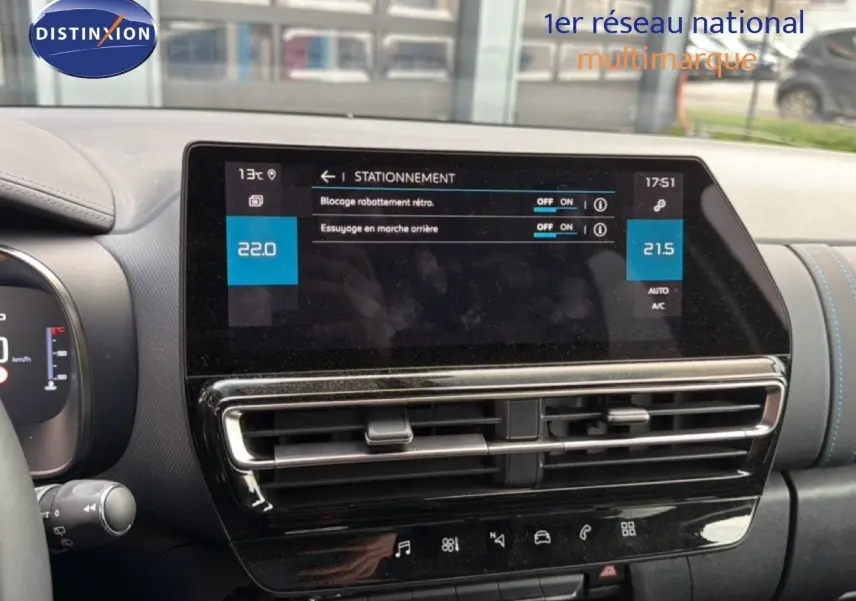 Vue intérieure du tableau de bord de la Citroën C5 Aircross 2025, écran tactile affichant les réglages de stationnement et climatisation.