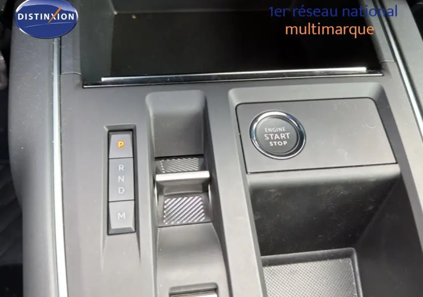 Gros plan sur la console centrale du Citroën C5 Aircross gris platinium, avec bouton start/stop et levier de vitesses automatique.