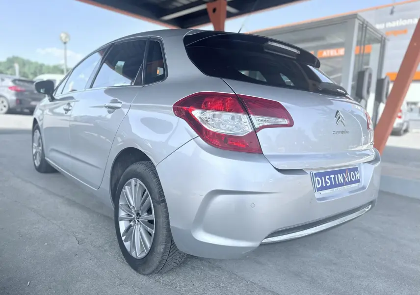Vue 3/4 arrière droite d'une Citroën C4 gris métallisé avec feux arrière distinctifs et jantes alliage.