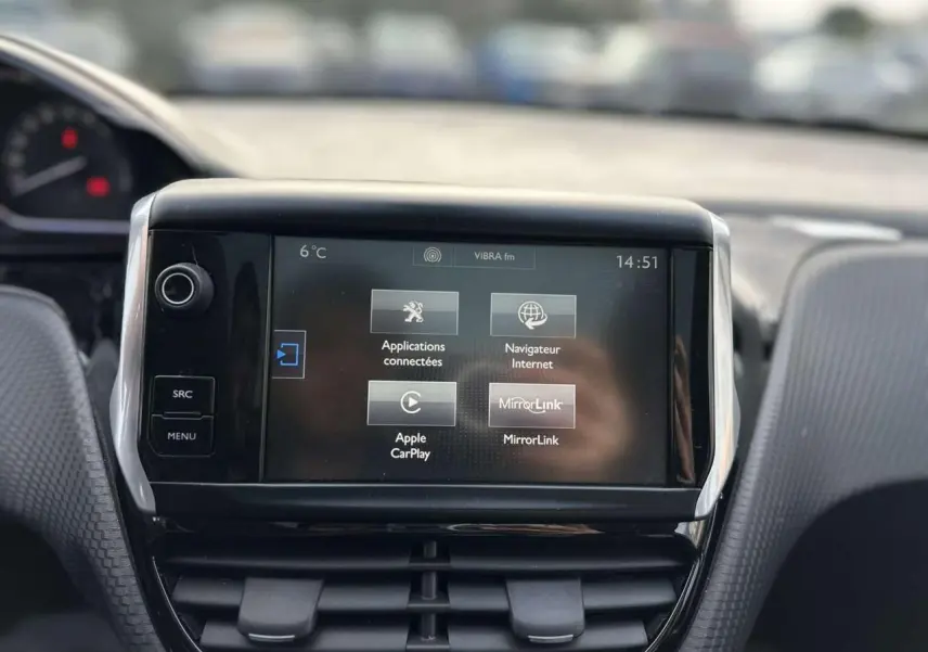 Écran tactile central de la Peugeot 2008 gris foncé, vue intérieure frontale avec commandes multimédia visibles.