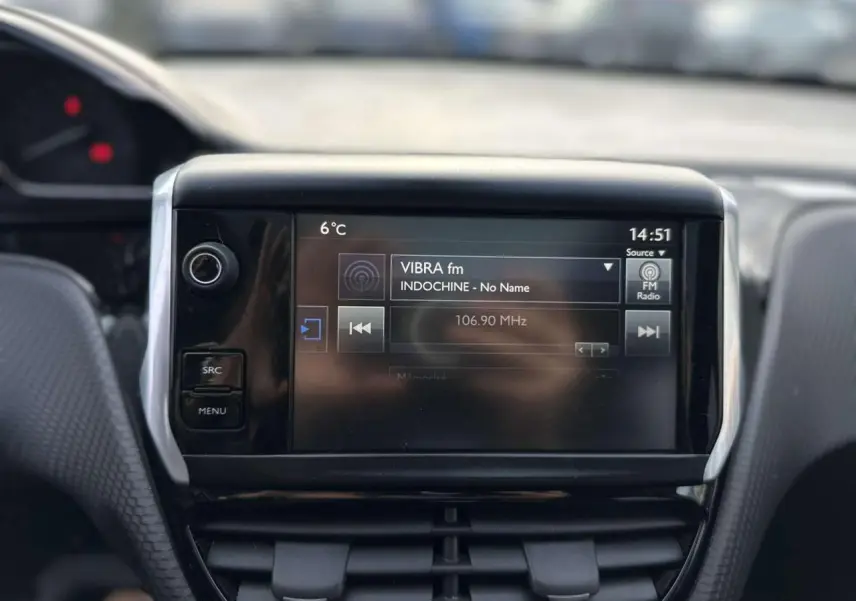 Écran tactile central du Peugeot 2008 Crossway 2016 affichant la radio FM, vue intérieure frontale.
