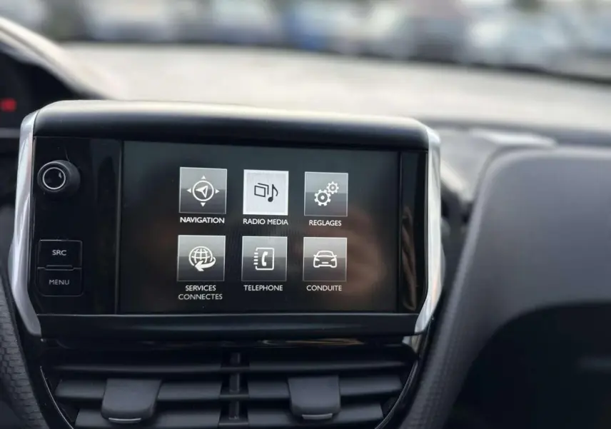 Écran tactile 7 pouces du tableau de bord du Peugeot 2008 gris foncé, affichant les menus navigation et médias.