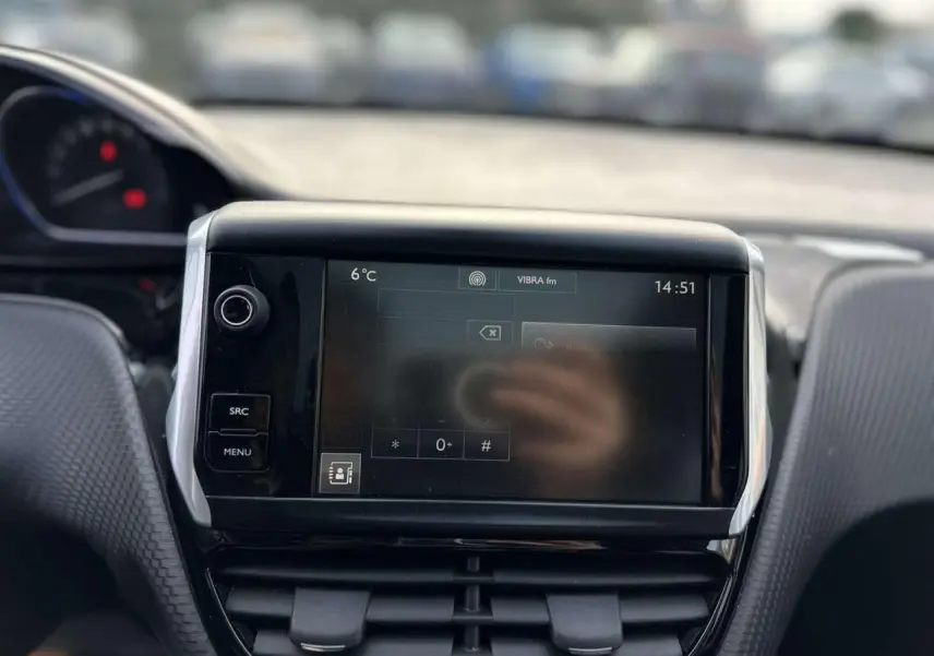 Vue rapprochée de l’écran tactile 7 pouces et de la console centrale du Peugeot 2008 Crossway gris foncé.