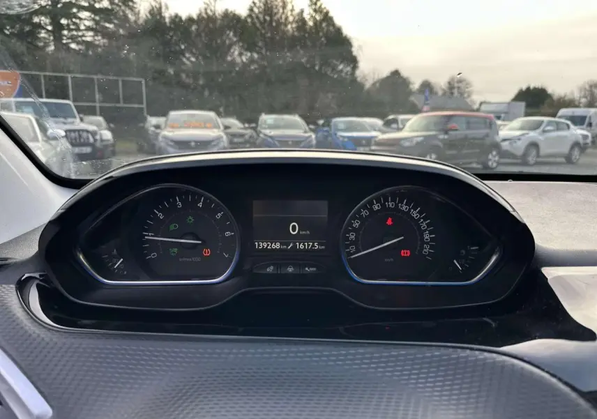 Vue rapprochée du combiné d'instruments de la Peugeot 2008 gris foncé, affichant le compteur et le compte-tours.
