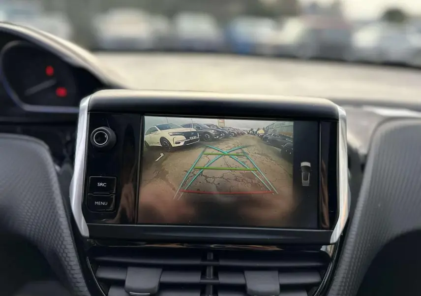 Écran tactile intérieur montrant la caméra de recul d'une Peugeot 2008 gris foncé, vue de face du tableau de bord.