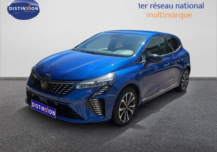 Renault Clio 2025 bleu Iron Metal vue 3/4 avant droit, avec calandre distinctive et jantes alliage noires.