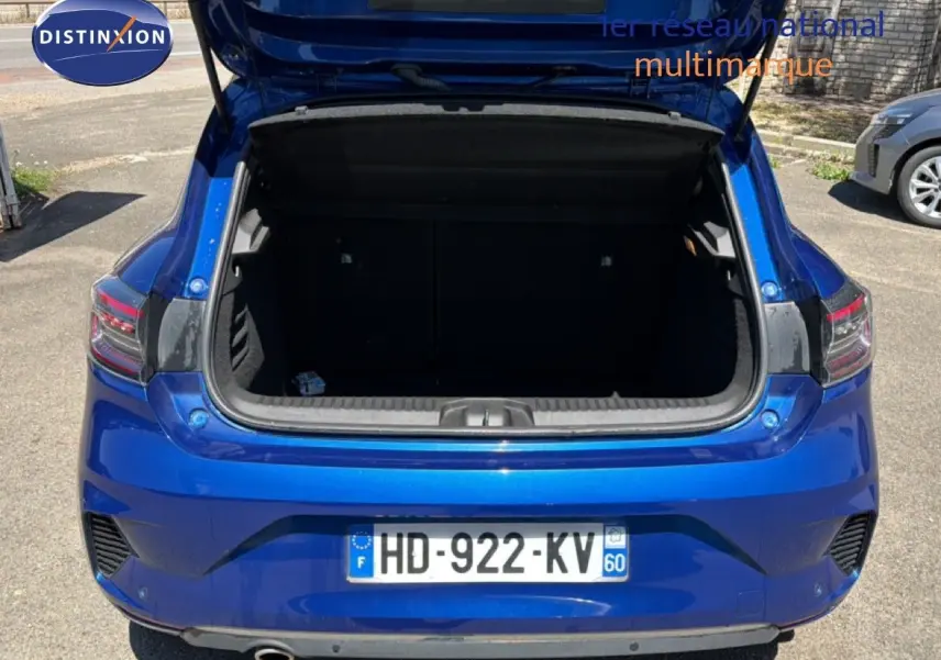 Vue arrière de la Renault Clio 2025 bleu iron metal avec coffre ouvert, mettant en valeur son espace de chargement.