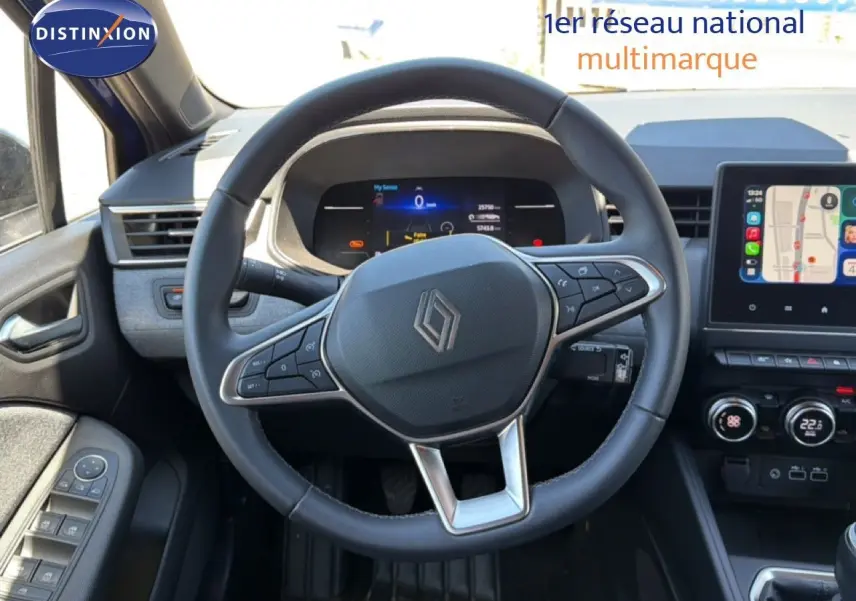 Vue intérieure centrée sur le volant cuir de la Renault Clio 2025, avec tableau de bord numérique et écran tactile GPS.