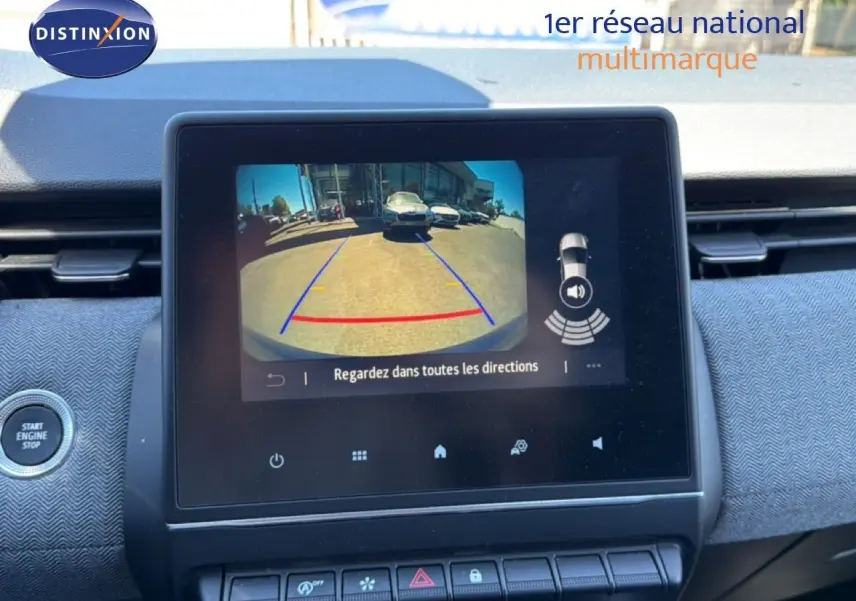 Écran central affichant la caméra de recul avec guidage, intérieur tissu gris noir de la Renault Clio bleu iron metal 2025.
