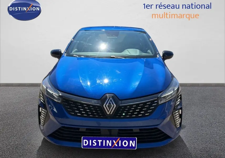 Vue frontale d'une Renault Clio 2025 bleu iron metal avec calandre noire et phares LED distinctifs.