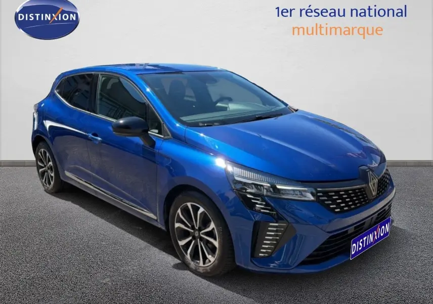 Vue 3/4 avant d'une Renault Clio 2025 bleu iron metal avec jantes alliage et calandre moderne.