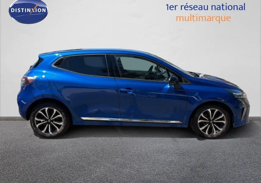 Renault Clio V TCE 90CH TECHNO bleu Iron Metal vue de profil côté gauche avec jantes alliage et vitres teintées.