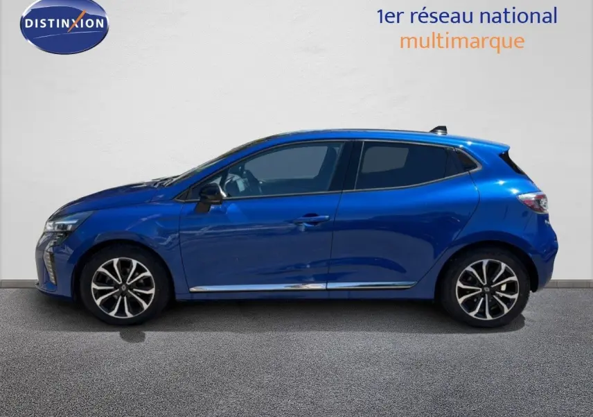 Profil droit d'une Renault Clio 2025 bleu iron metal avec jantes alliage et vitres teintées, sur fond neutre.