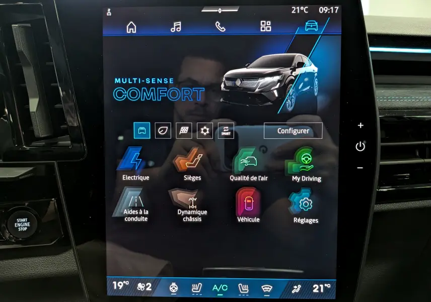 Écran tactile intérieur du Renault Rafale noir étoilé affichant le mode Multi-Sense Comfort avec vue 3/4 avant du véhicule.