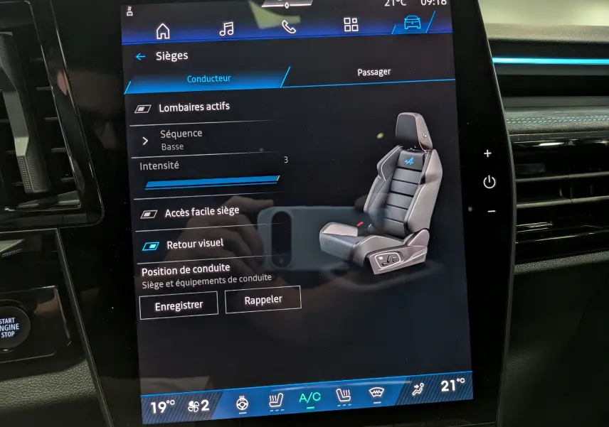 Écran tactile intérieur du Renault Rafale 2026 noir étoilé, affichant les réglages du siège conducteur avec visuel 3D du siège Alpine.