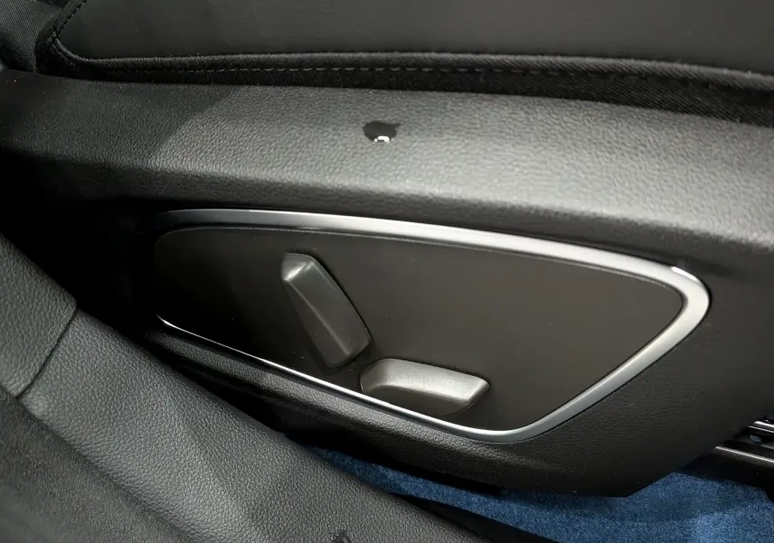 Détail des commandes de réglage électrique du siège en cuir noir du Renault Rafale hyper hybrid E-Tech 2026.