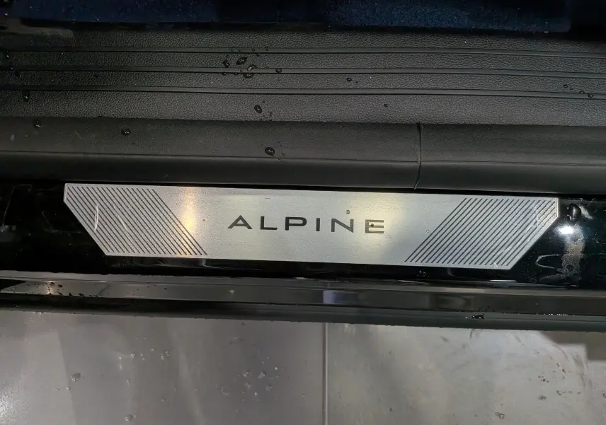 Gros plan sur la plaque de seuil de porte ALPINE du Renault Rafale noir étoilé, soulignant la finition Esprit Alpine.