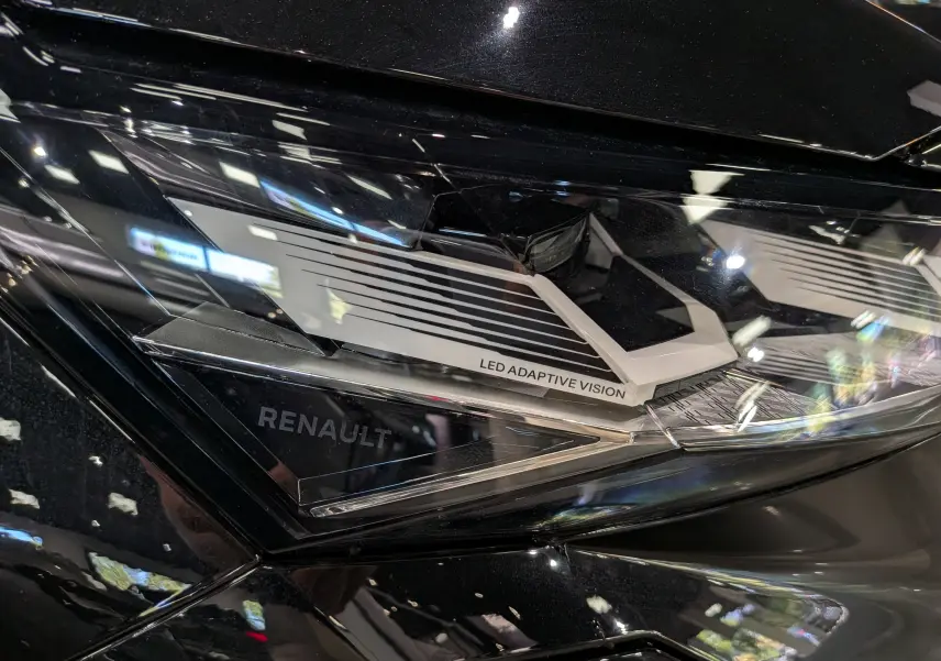 Gros plan sur le phare avant droit noir étoilé du Renault Rafale 2026 avec inscription LED Adaptive Vision.